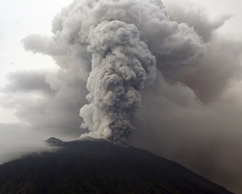 印尼峇里島阿貢火山持續爆發。AP圖片