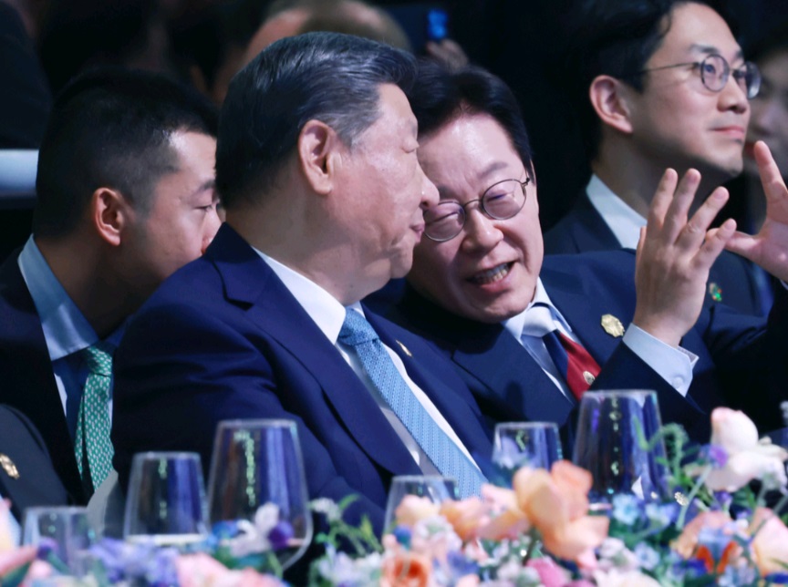 晚宴上,南韓總統李在明與中國國家主席習近平一邊睇表演,一邊密密斟。 晚宴上,南韓總統李在明與中國國家主席習近平一邊睇表演,一邊密密斟。