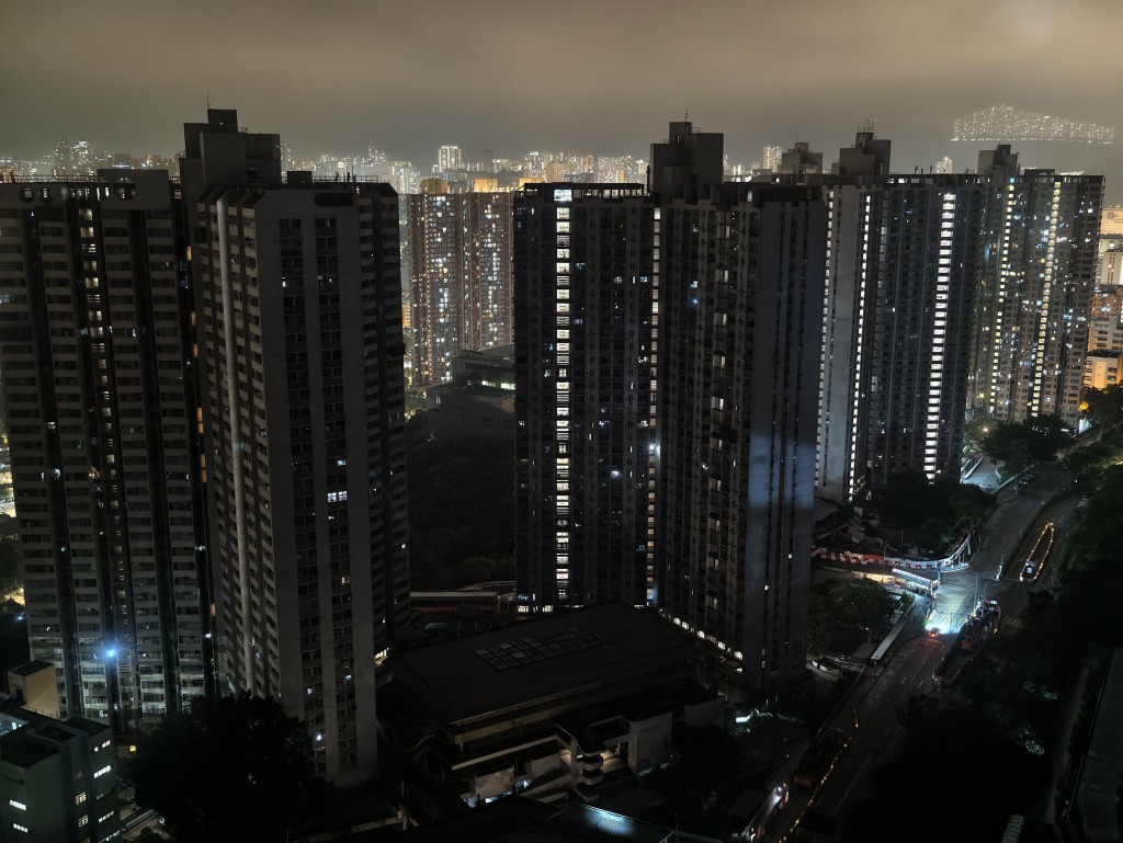 部分大廈後樓梯仍有燈光照明。Facebook 青衣街坊吹水會圖片