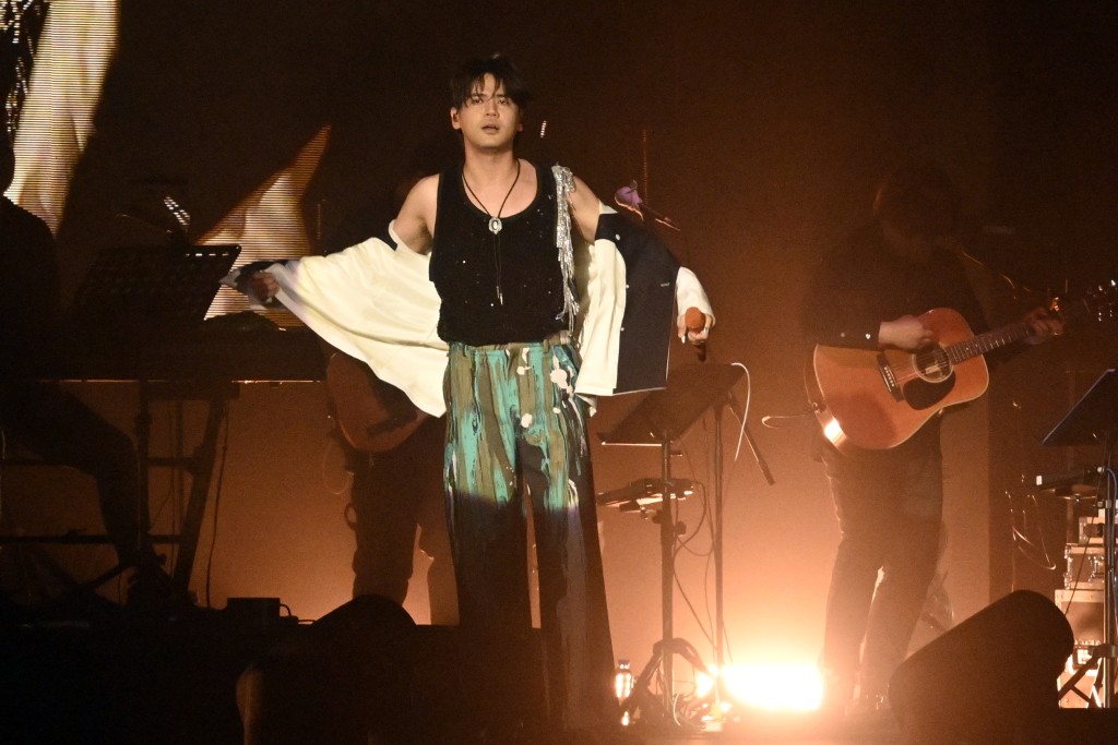 陳零九演唱一曲《請你別愛我》時拉開外套露出肩和上臂。