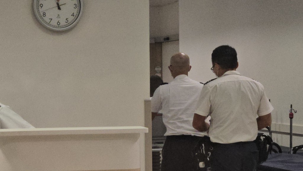 男職員送院治理。黎志偉攝 男職員送院治理。黎志偉攝