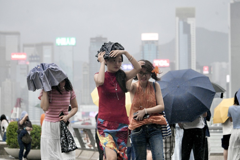 超強颱風「鳳凰」已進入本港800公里範圍，天文台中午12時20分發出一號戒備信號。