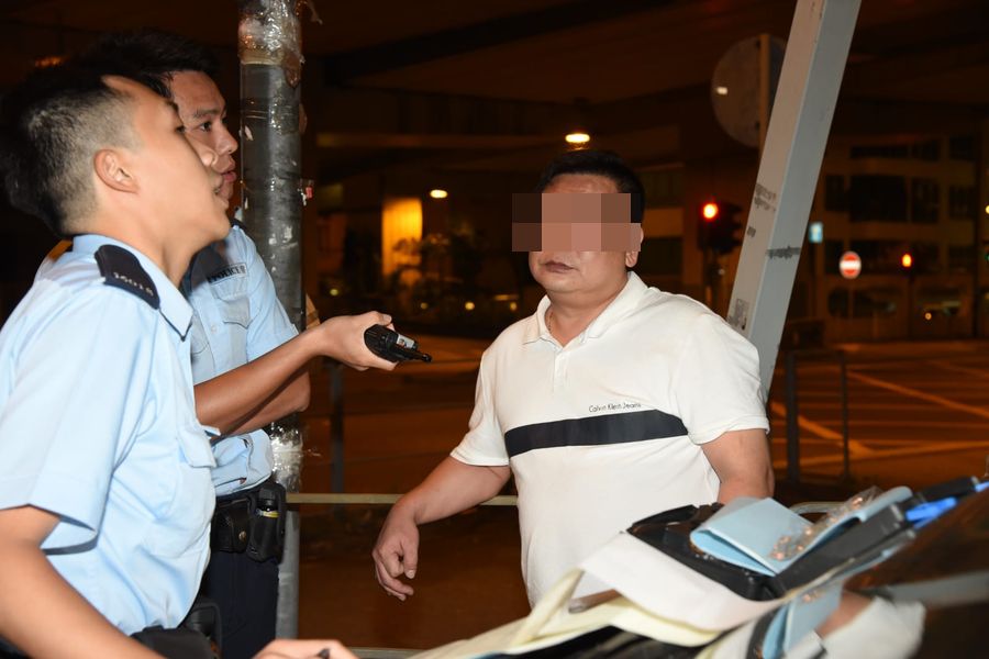 被捕司機(右)。