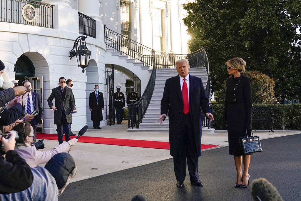 特朗普與夫人梅拉尼婭離開白宮。AP圖片