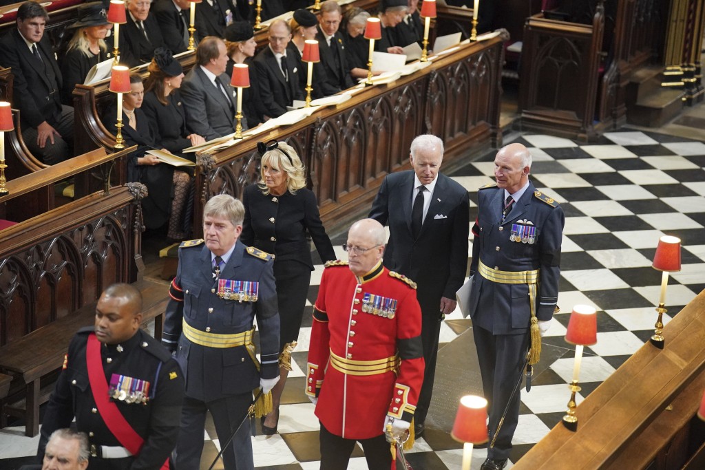 英女皇国葬仪式共约2000名宾客到场，其中包含500名来自世界各地的国家元首、政要与皇室成员。路透