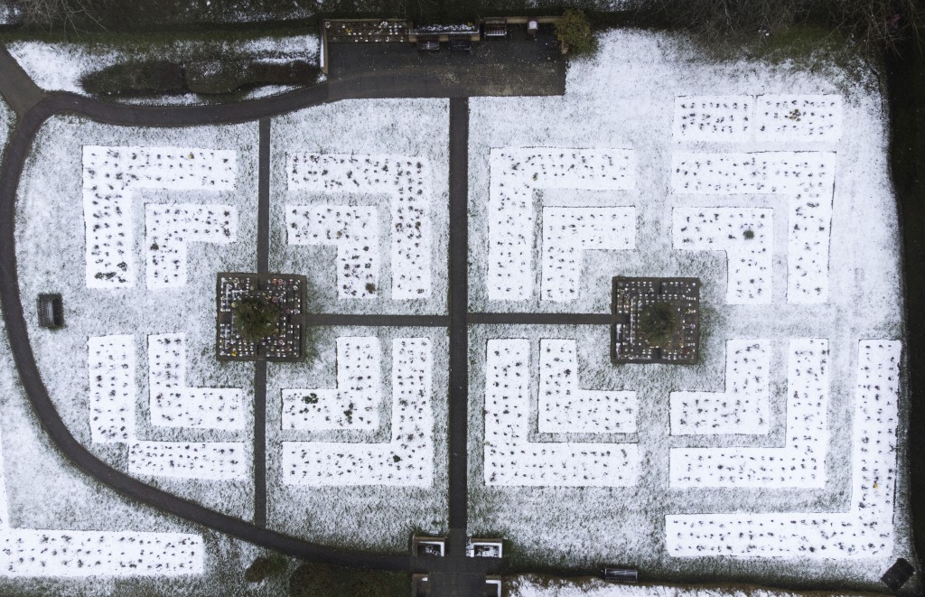 赫特福德郡斯蒂夫尼奇的杏仁巷公墓被雪覆盖。AP