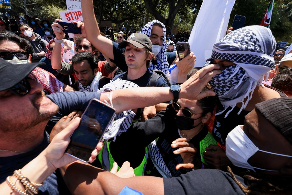 UCLA两批示威者爆发冲突。路透社