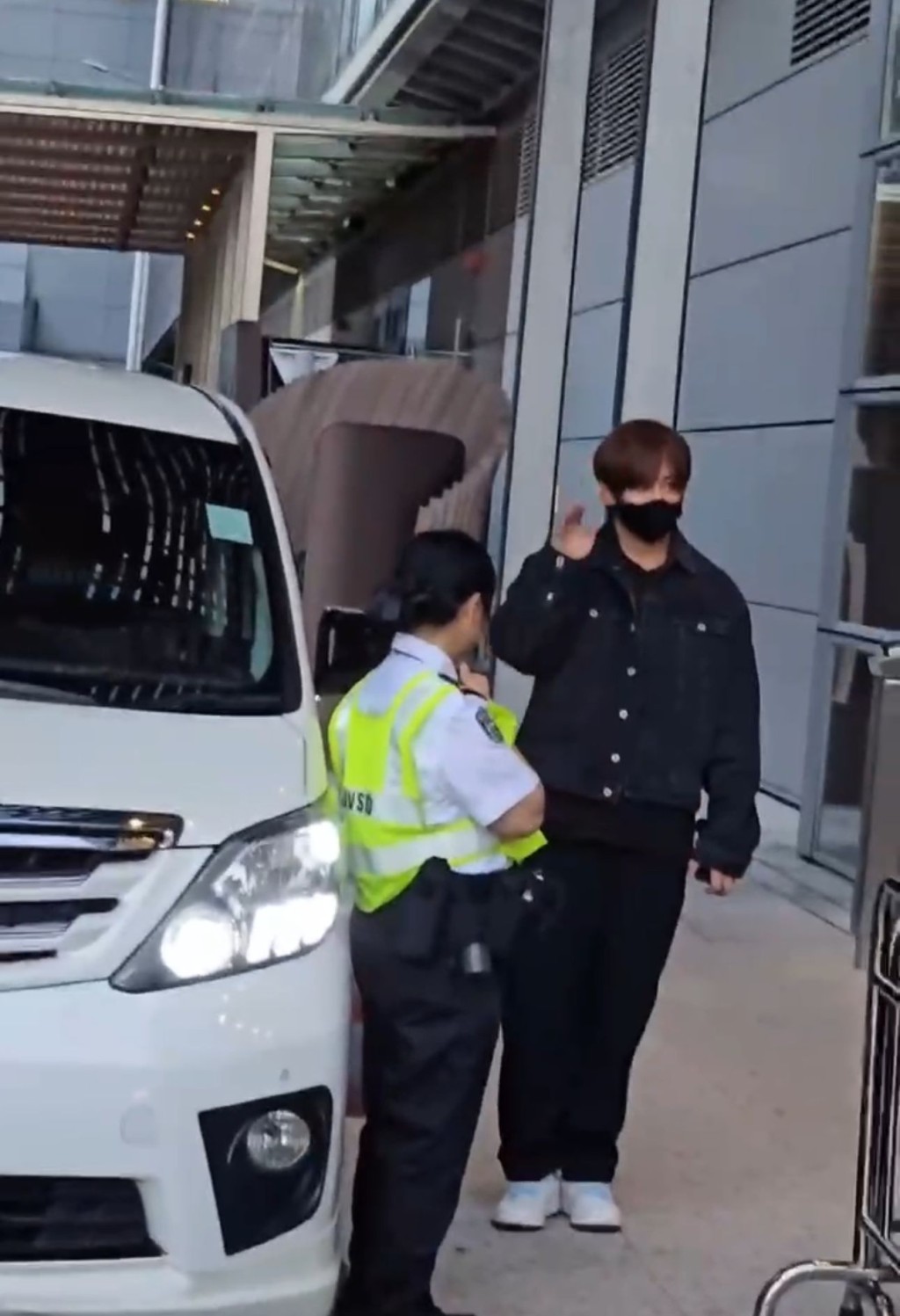 姜濤今晨抵港,臉帶倦意,步伐沉重。 姜濤今晨抵港,臉帶倦意,步伐沉重。