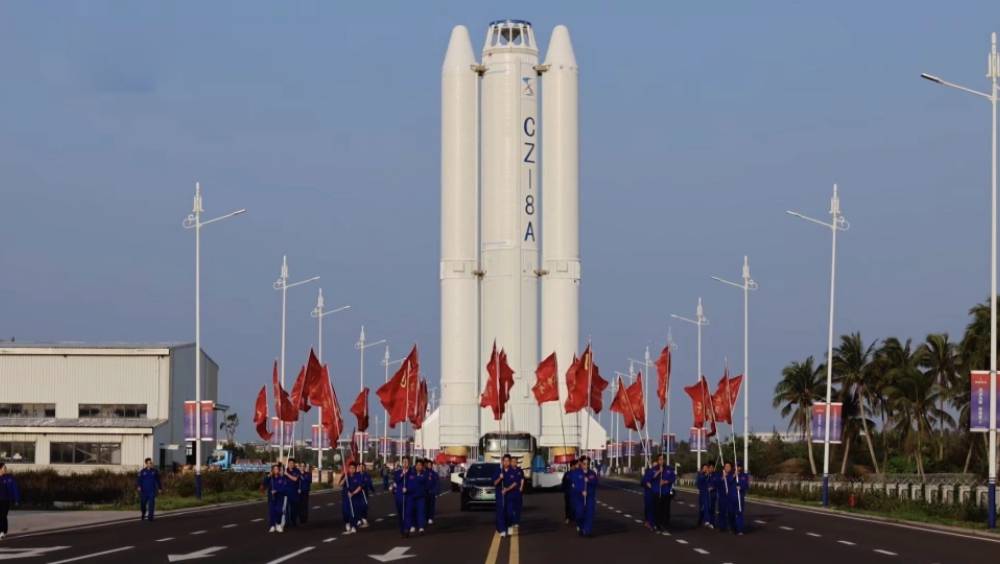 長征八號甲遙八火箭轉運至發射區。 央視
