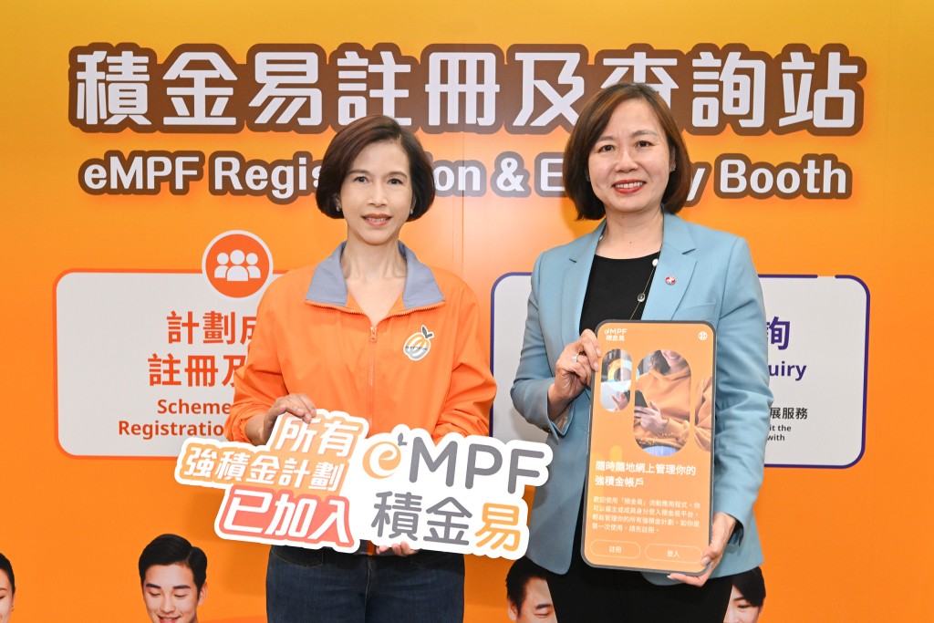 劉麥嘉軒（左） 日前到港鐵太古站的積金易註冊及查詢站，瞭解用戶使用及註冊情況；港鐵行政總裁楊美珍（右） 亦到場支持。