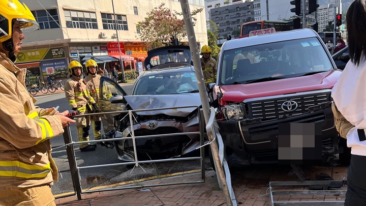 沙田兩車相撞撼路邊鐵欄 私家車司機受傷