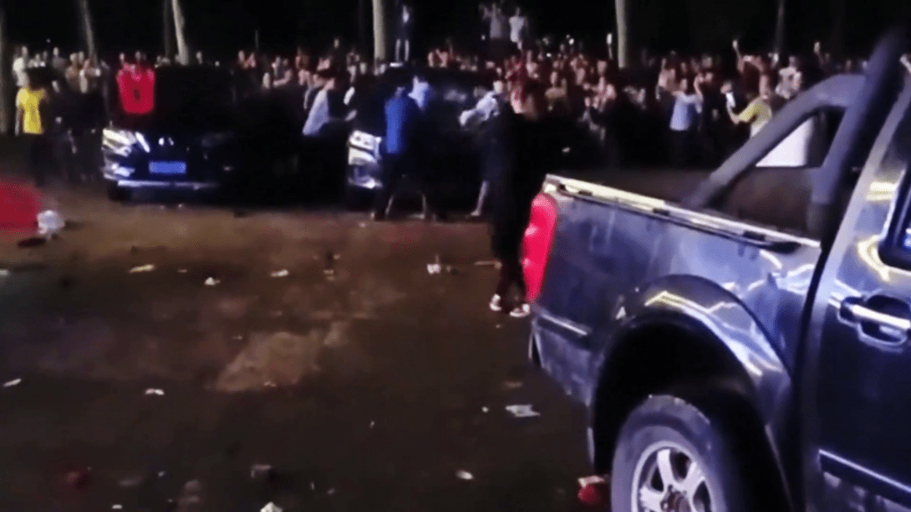 網片顯示,現場一群人破壞及推翻一輛汽車。 網片顯示,現場一群人破壞及推翻一輛汽車。