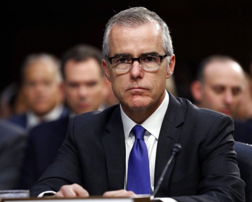 麦凯布采取法律行动控告联邦调查局及司法部无理解雇。AP