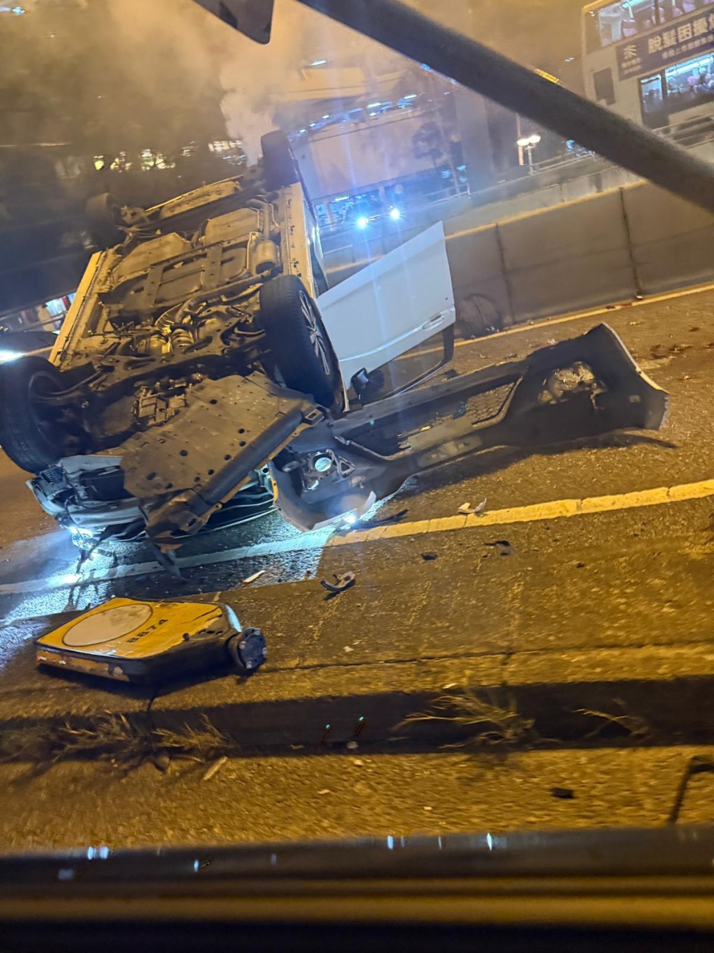 有路牌被撞到傾斜，安全島反光牌亦撞至飛脫。網上圖片