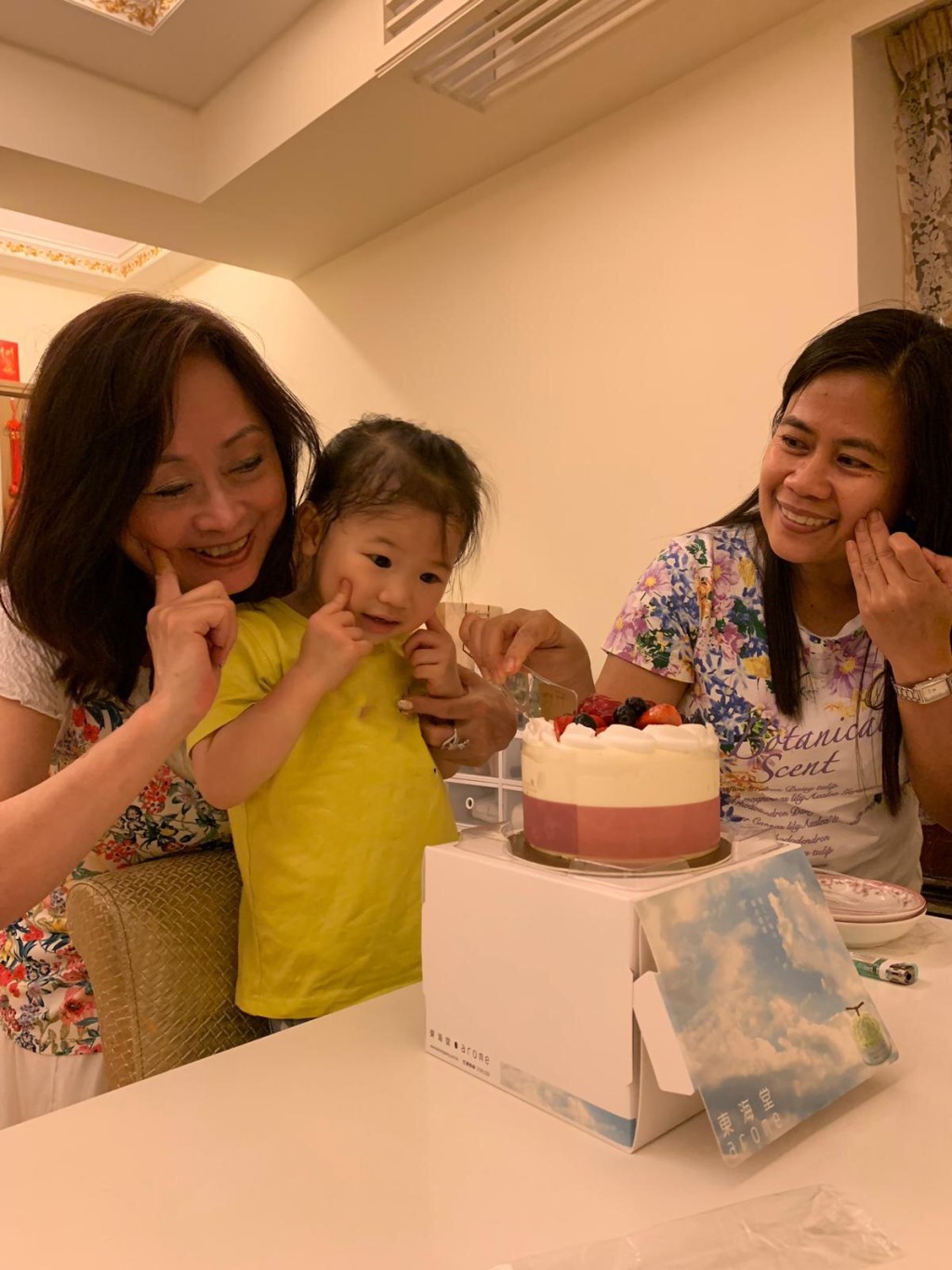 Babie 媽媽Jercy 與孫女Zalika陳善熙生日合照。