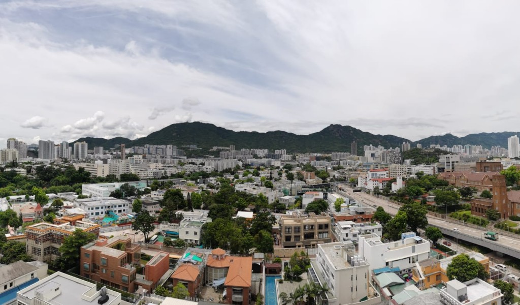 從單位外看,便是九龍塘一帶,東北方向是瑪利諾修院學校。