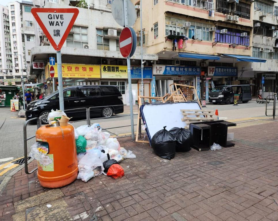 有属「不活跃法团」的旧楼没有聘清洁工，住客索性将垃圾丢到街上。