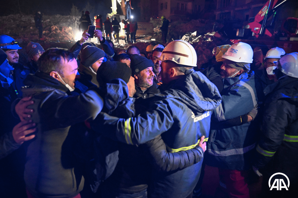 救人後，救援隊歡欣鼓舞激動地擁抱。