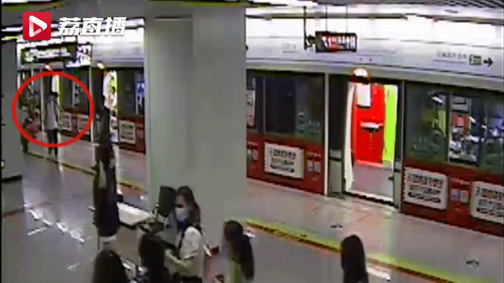 地鐵門正在關上時，有乘客「衝門」進入車廂。