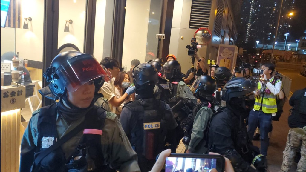 警察截查2名男女