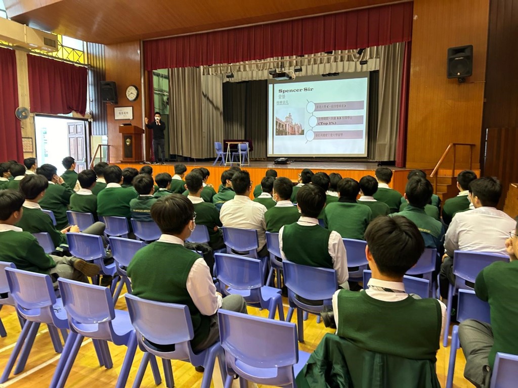 为协助弱势学生学习英文，Spencer由今年二月起，逢周日下午均开设免费义教英文课。