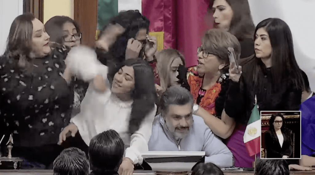 根據現場流傳的影片顯示,衝突起初由口角引發,當莫雷諾黨成員要求反對黨議員離開講台時,矛盾迅速升級為肢體接觸。墨西哥國會直播/紐約郵報 根據現場流傳的影片顯示,衝突起初由口角引發,當莫雷諾黨成員要求反對黨議員離開講台時,矛盾迅速升級為肢體接觸。墨西哥國會直播/紐約郵報