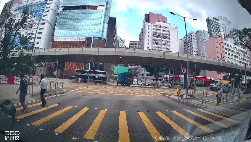 貨車駛至葵涌道與葵安道交界時違例右轉,遭駛至的九巴攔腰撞及。 貨車駛至葵涌道與葵安道交界時違例右轉,遭駛至的九巴攔腰撞及。