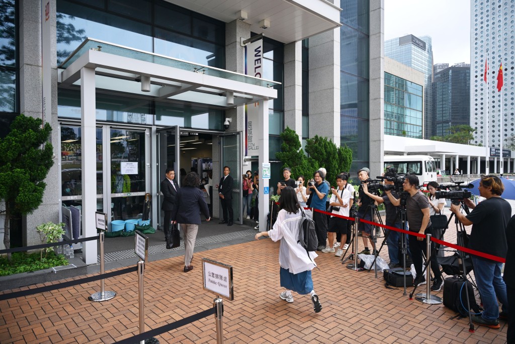 獨立委員會舉行聽證會。