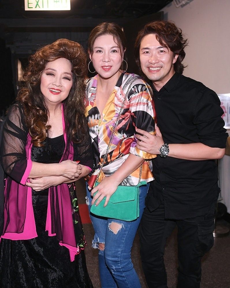 2006年兩兄弟同小鳳姐同期開show,張崇德和劉美娟去捧小鳳姐場。