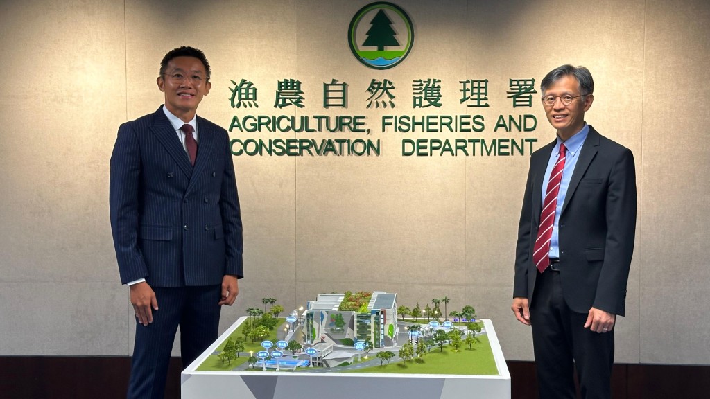 漁護署署長黎堅明（右）與建華農牧（香港）有限公司主席凌偉業（左）於首個多層式現代化環保養豬場項目獲選機構公告典禮上合照。