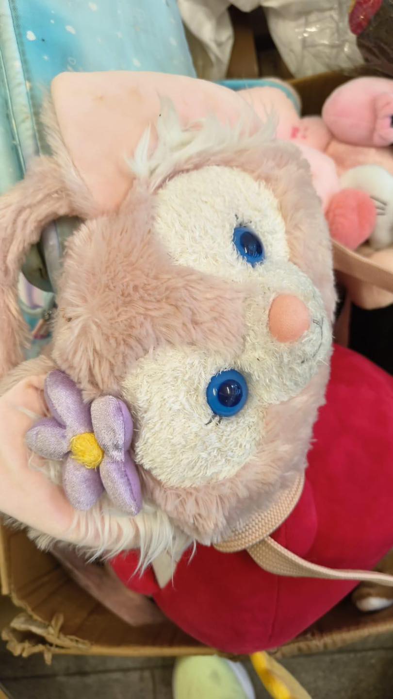 民政事務總署指有捐贈物資為二手衣服鞋襪,當中部分更滿佈污跡、破爛不堪。民政事務總署fb圖片 民政事務總署指有捐贈物資為二手衣服鞋襪,當中部分更滿佈污跡、破爛不堪。民政事務總署fb圖片