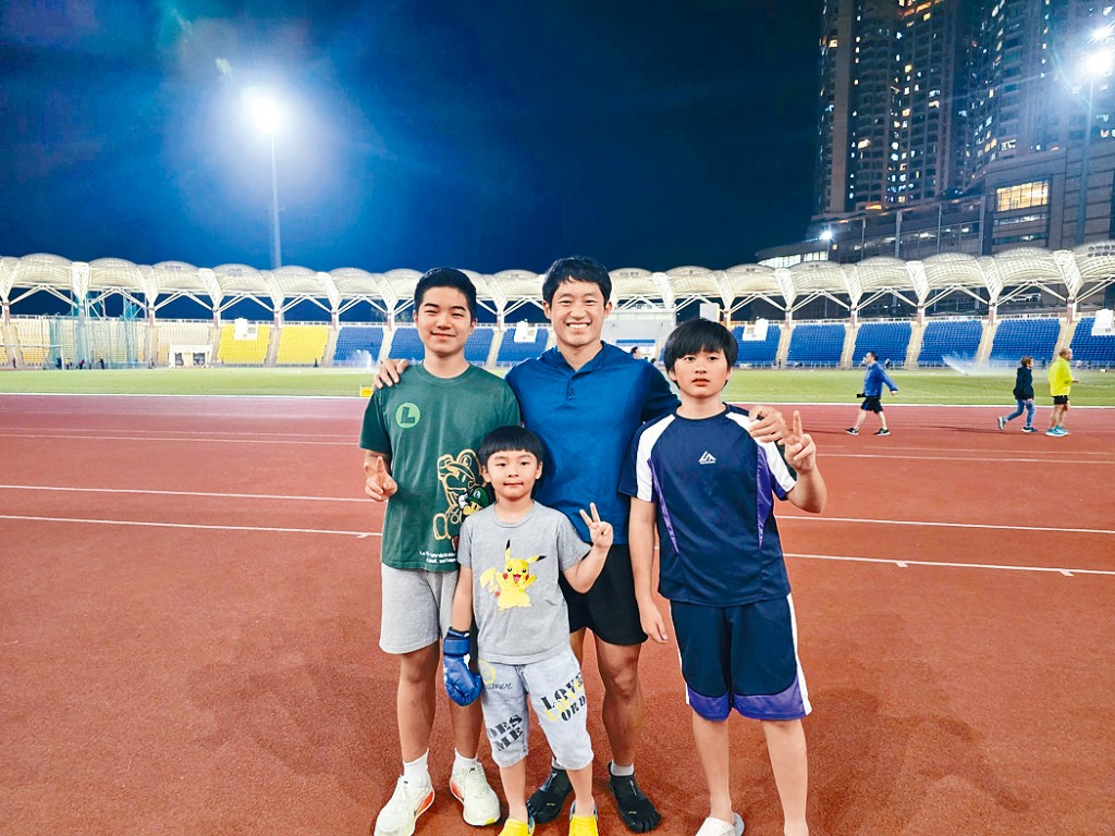 韓國爸爸李興洙跟隨太太移居香港，一家五口落地生根。