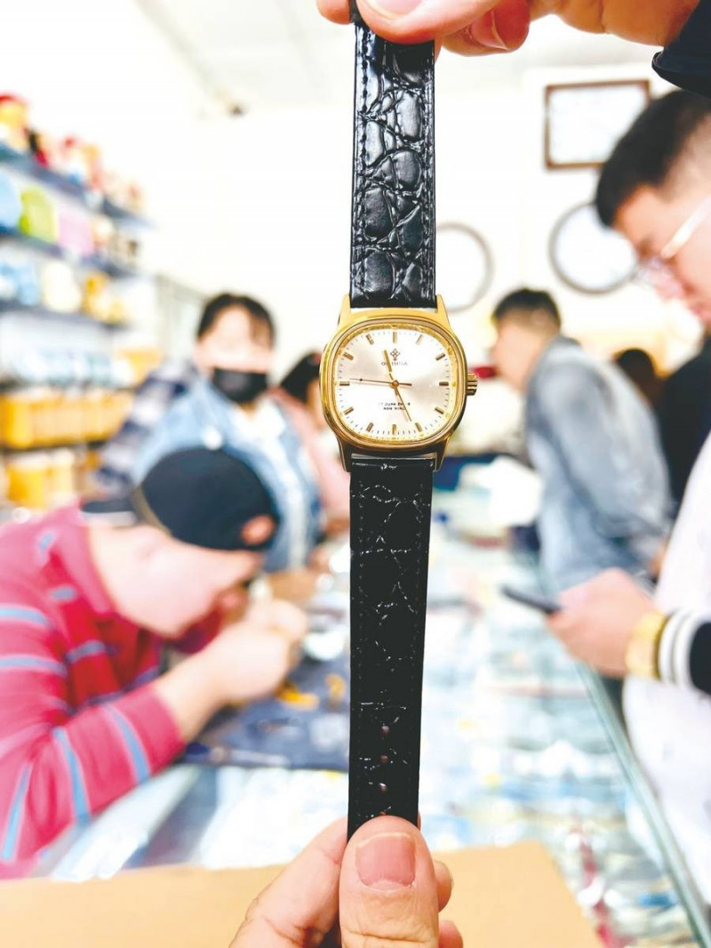 不少年輕消費者搶購「桂花牌」手錶是為了一份情懷。微博