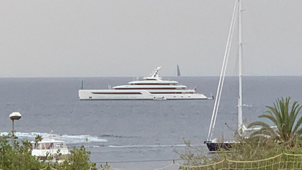 马云2亿美元私人游艇停靠当地岸边。