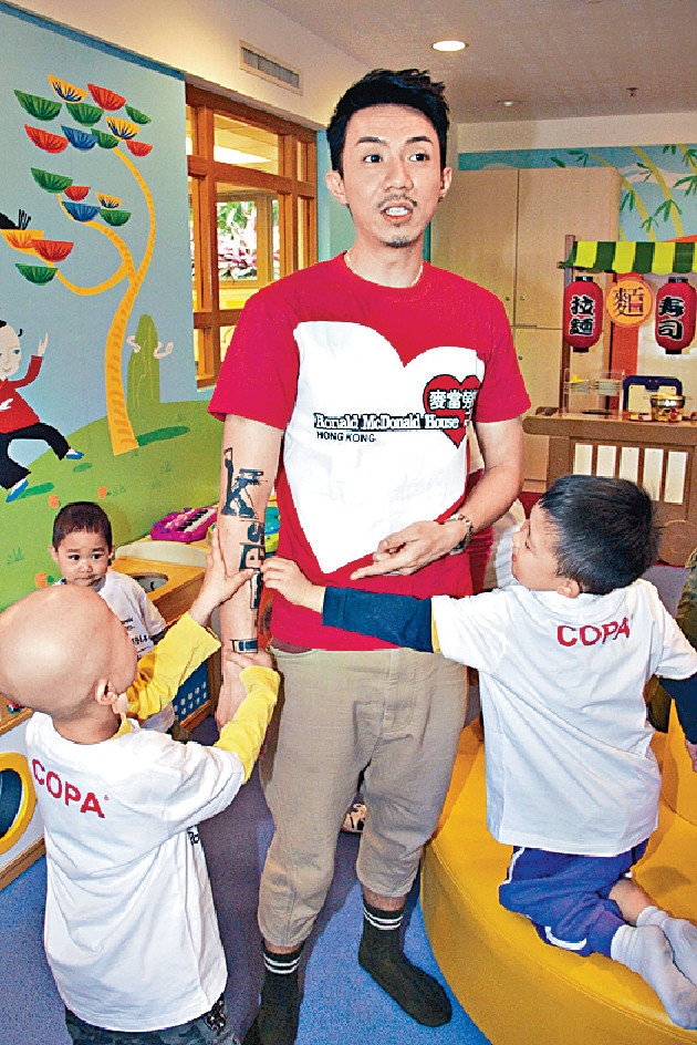 ■2012年，阿聰探訪「麥當勞叔叔之家」時大受小朋友歡迎，齊為他除去手上紋身。