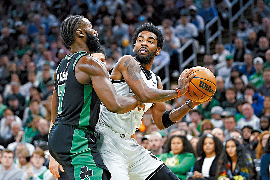 艾荣（右）季后赛倒戈第一回，成绿军球迷众矢之的。