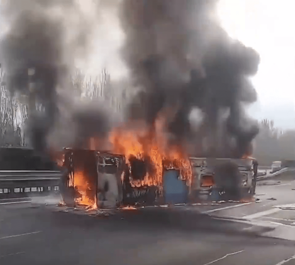 車CＡＭ畫面顯示，一大巴車在蘇家屯高速公路起火。