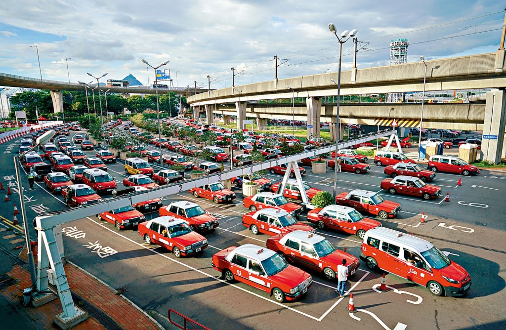 的士服務質素參差，政府建議引入車隊制。