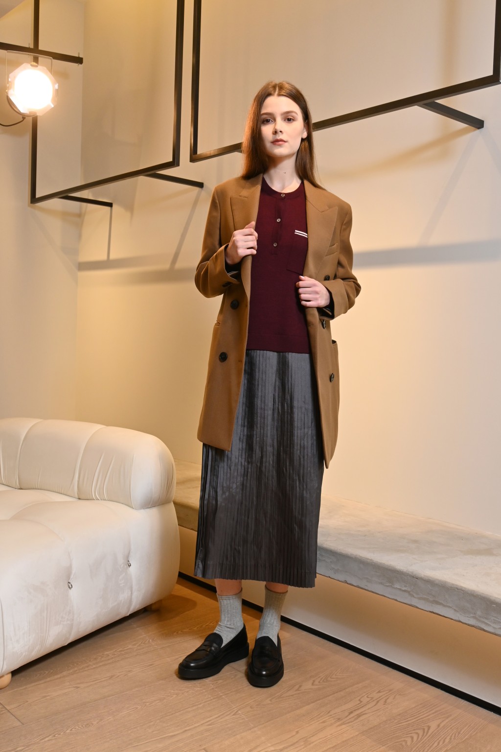 啡色羊毛孖襟大衣/$7,800、拼色針織百褶連身裙/$4,850、黑色Loafers/$3,900。