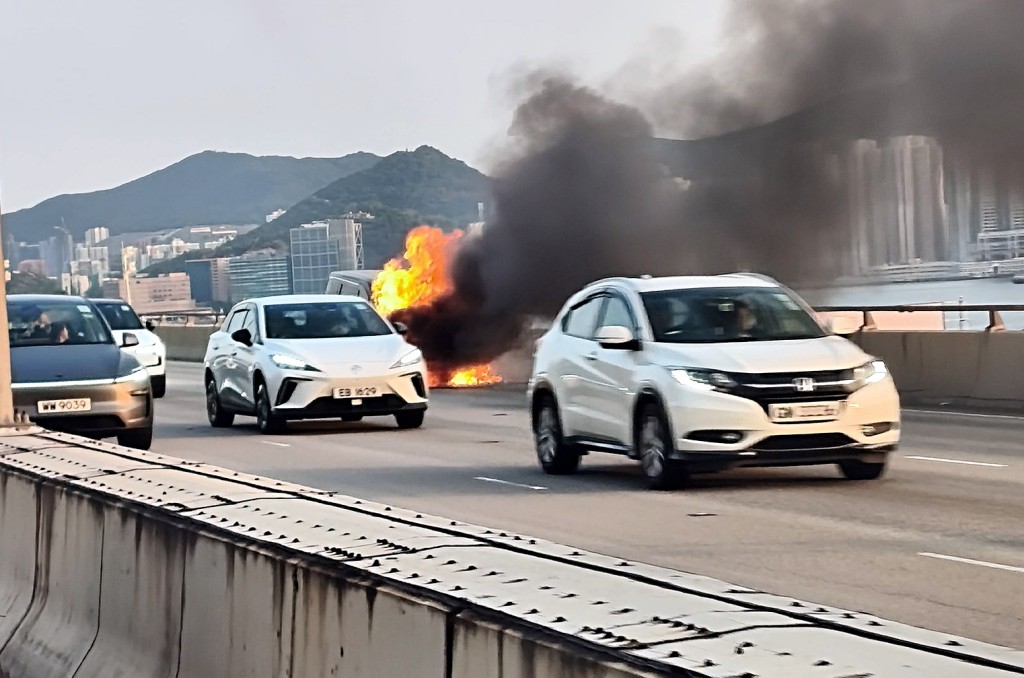 七人車火光熊熊。網圖 七人車火光熊熊。網圖