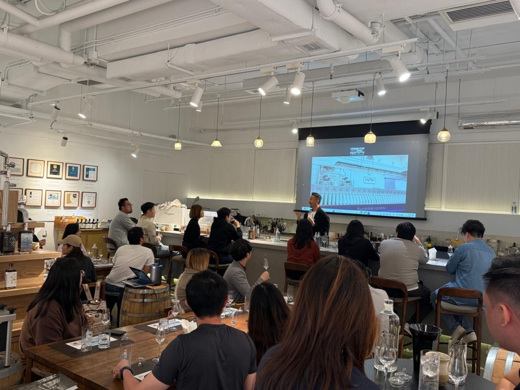 張寅傑不定期在香港荃灣南豐紗廠丹丘蒸留所為日本威士忌酒廠之旅作講解,希望加深參與者對威士忌釀造藝術和技術的理解。 張寅傑不定期在香港荃灣南豐紗廠丹丘蒸留所為日本威士忌酒廠之旅作講解,希望加深參與者對威士忌釀造藝術和技術的理解。