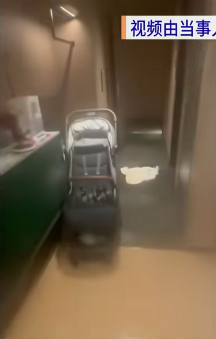 傅先生被困洗手间4小时，要消防花洒喷水浸出走廊才被发现。