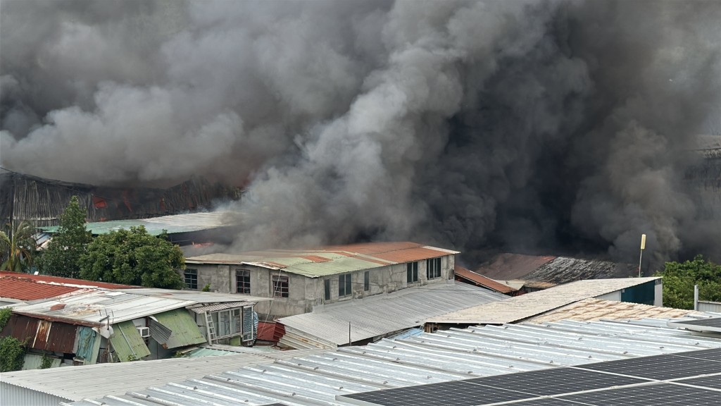 現場濃煙密佈。劉漢權攝 現場濃煙密佈。劉漢權攝