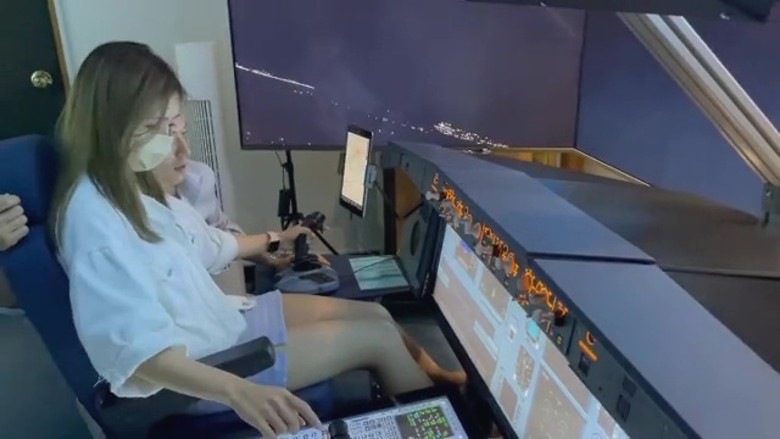 麥大力教女友揸飛機。
