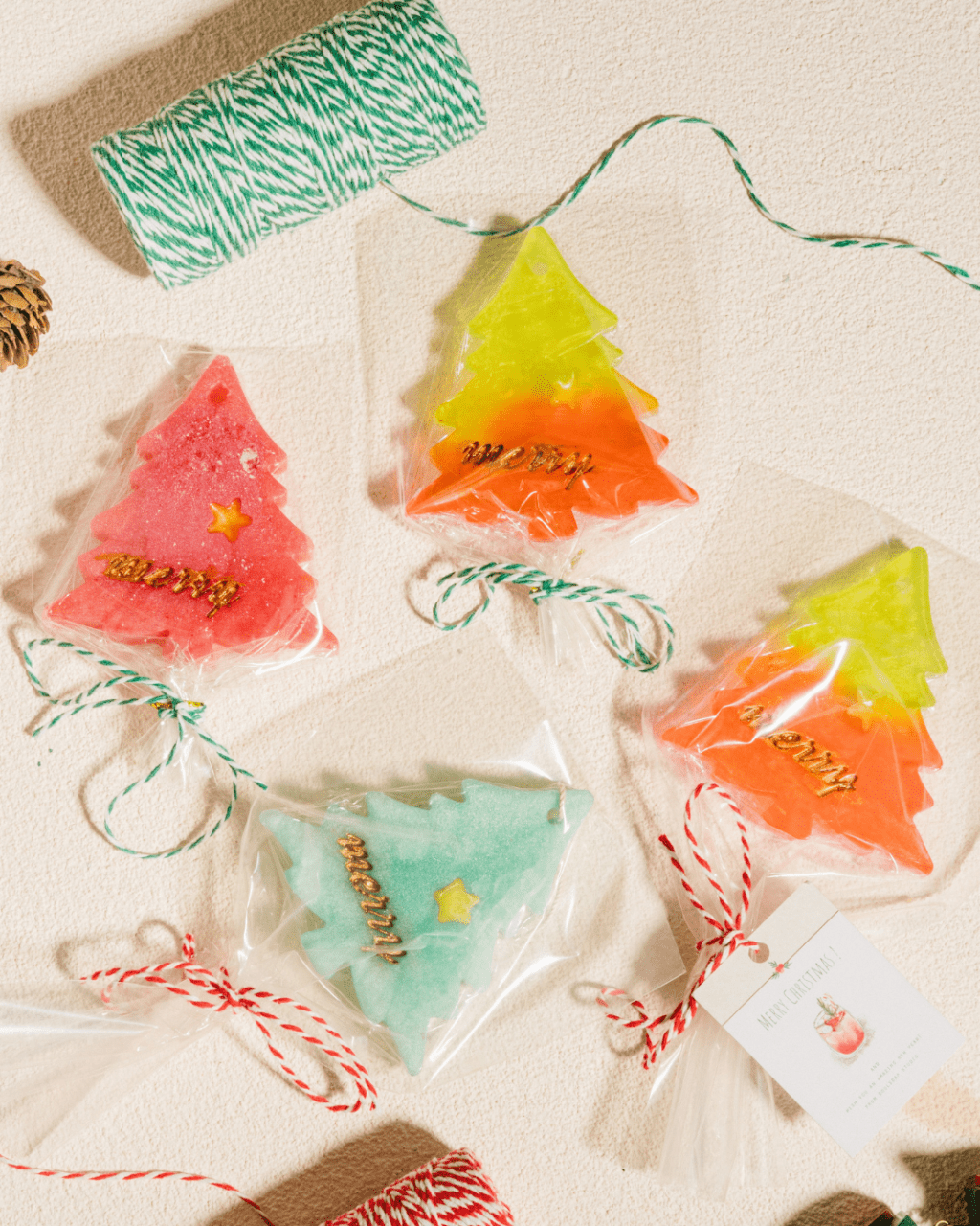 聖誕吊飾手工皂附精美包裝,自用或送禮均相當適合。(圖片來源:受訪者提供) 聖誕吊飾手工皂附精美包裝,自用或送禮均相當適合。(圖片來源:受訪者提供)