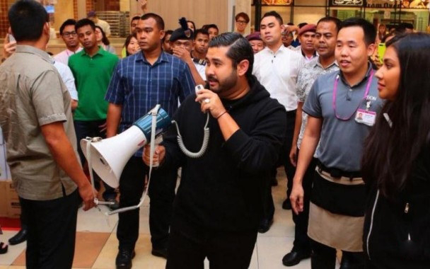 依斯邁突然在新山巿一間超市，宣布每人獲6千購物額。（網圖）