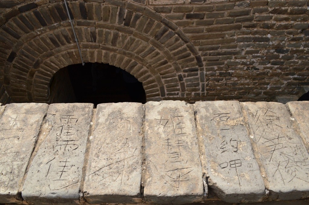 許多不文明旅客在文物上刻字造成破壞。網圖