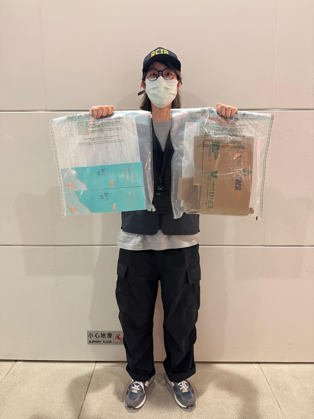 海關檢獲的兩條私煙。