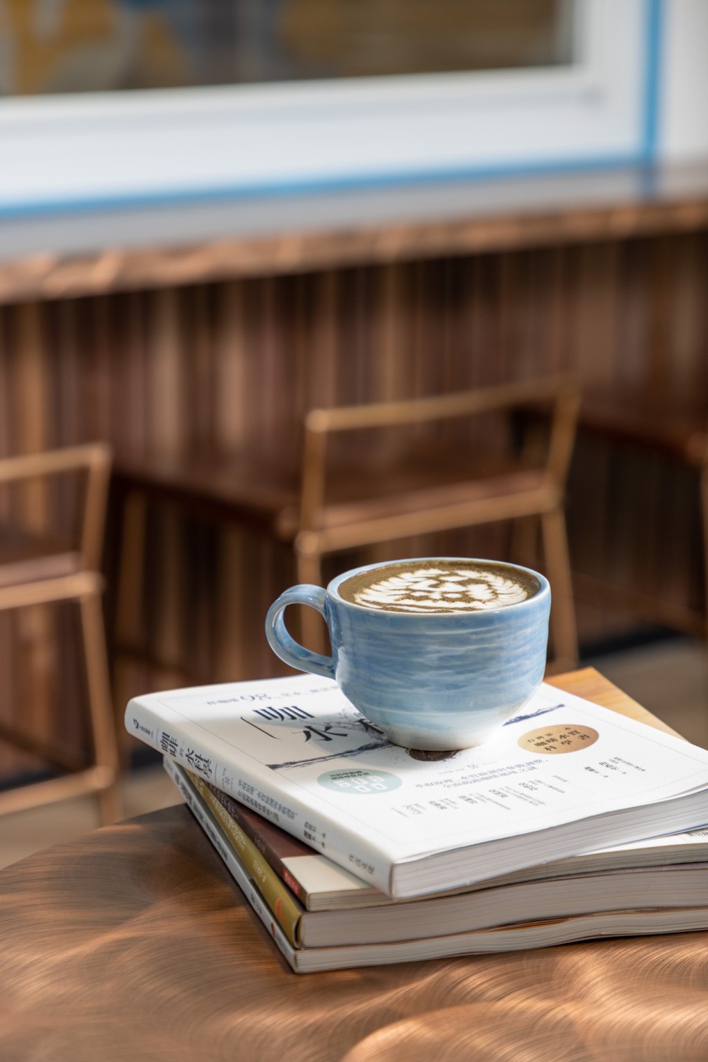 泥塵記亦特意為新店設計了一套名為Meri的陶瓷咖啡杯系列，創作概念以海為主題，嘗試將海面連綿不絕的波浪質感融入當中，而凹凸感觸覺讓食客手握時有不同的體驗。