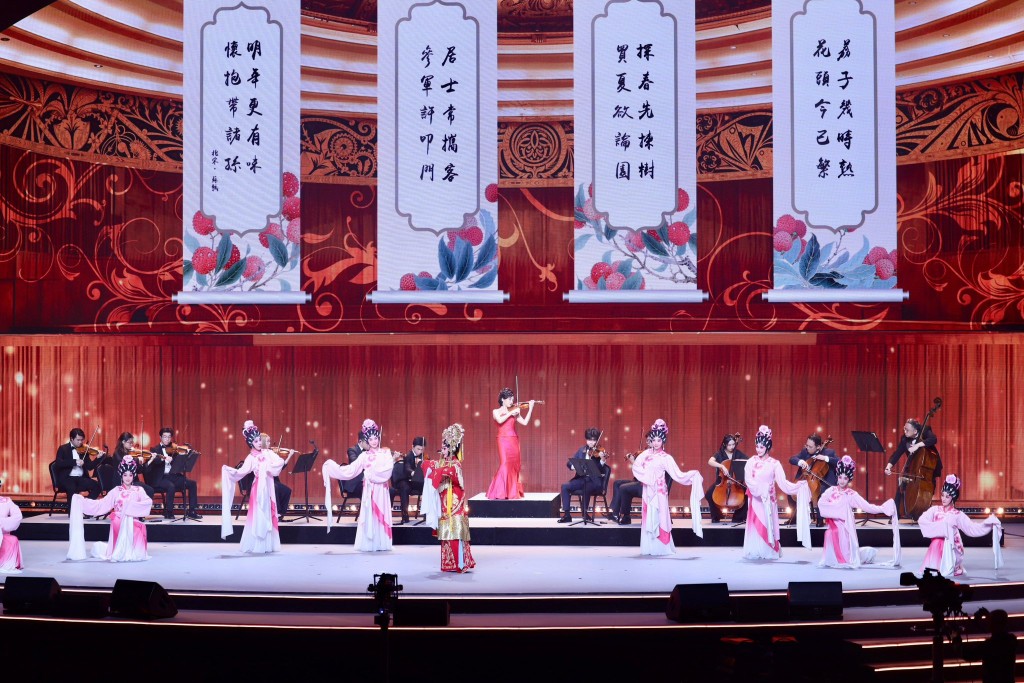 香港中學生聯同弦樂團在舞台融入粵劇，以《粵劇幻想曲》為傳統粵劇文化注入新意。李家超fb